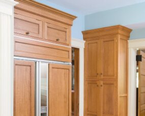 14-05 Wood : Quartersawn White Oak; Finish : Burnt Umber with Van Dyke glaze; Door Style : Providence; Face Frame : Square Inset