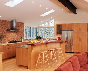 79-01 Wood : Beech; (Wood specie no longer available. Shown for design purposes only) Finish : Cinnamon; Door Style : Manhattan; Frameless Face