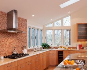 79-02 Wood : Beech; (Wood specie no longer available. Shown for design purposes only) Finish : Cinnamon; Door Style : Manhattan; Frameless Face