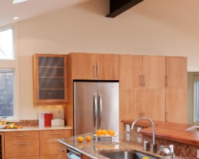 79-03 Wood : Beech; (Wood specie no longer available. Shown for design purposes only) Finish : Cinnamon; Door Style : Manhattan; Frameless Face
