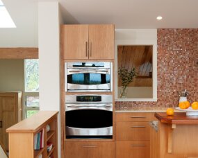 79-04 Wood : Beech; (Wood specie no longer available. Shown for design purposes only) Finish : Cinnamon; Door Style : Manhattan; Frameless Face