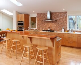 79-10 Wood : Beech; (Wood specie no longer available. Shown for design purposes only) Finish : Cinnamon; Door Style : Manhattan; Frameless Face